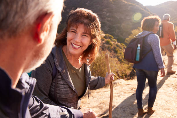 Groupe de Sénior faisant de la randonnée ensemble avec Synergie Loisirs tourisme